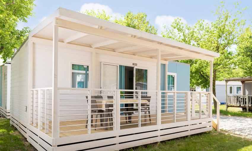 Mobilehome mit Klimaanlage und Holzveranda in Cesenatico, Forlì-Cesena Provinz