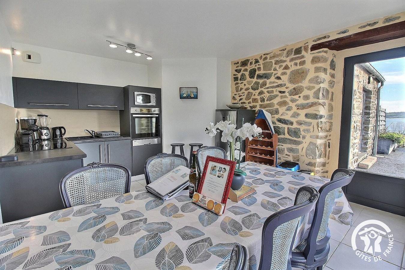 Ty Jean in Plougrescant, Costa de granito rosa