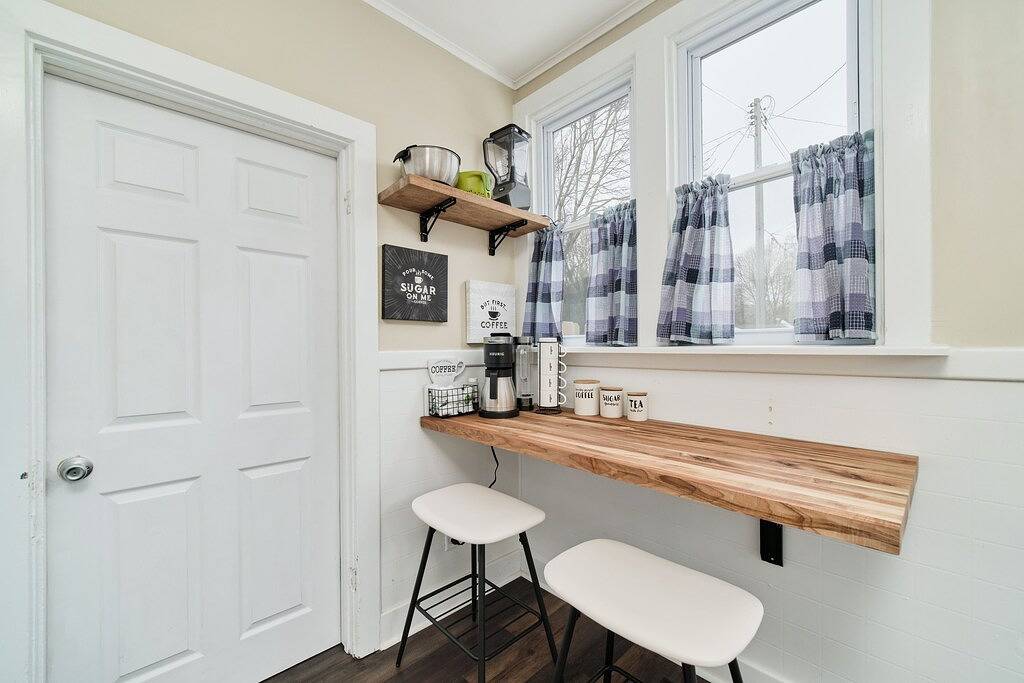 Central & Peaceful 3-bed home with a fireplace in Manistee, Manistee County