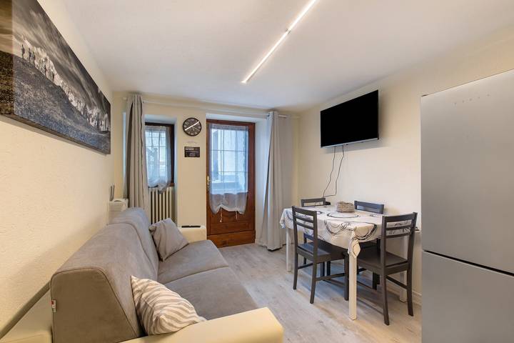 Entire apartment, Apartment 'Sotto' with Private Terrace and Wi-Fi in Morgex, Comune di Morgex