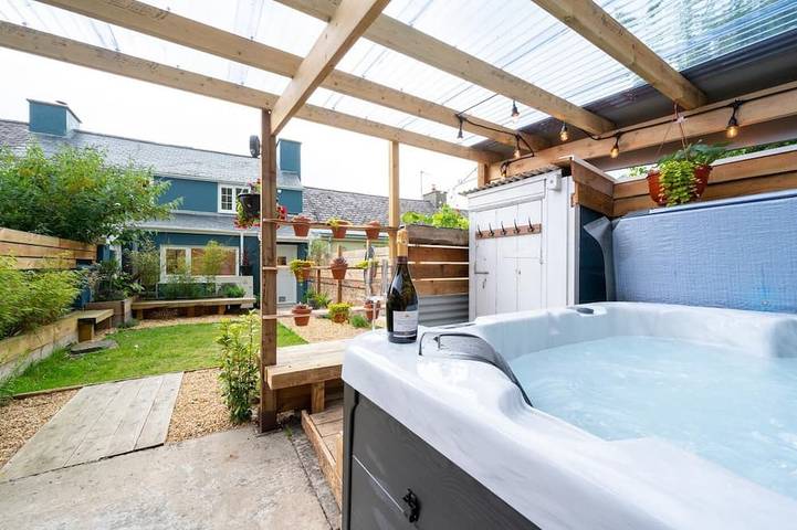 Cottage for 4 people, with Hot tub and Garden in Aberaeron