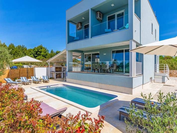 Villa für 9 Personen, mit Balkon und Terrasse sowie Garten und Pool in Fazana