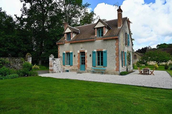 Location de vacances pour 6 personnes, avec jardin et terrasse à Dampierre-en-Burly