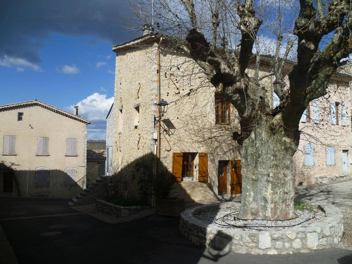 Une maison dans le village in Ribiers, Région de Gap