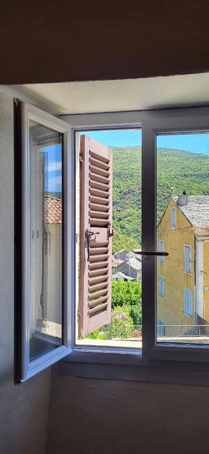 Location de vacances pour 6 personnes, avec jardin ainsi que terrasse et vue à Murato