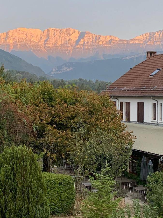 Hôtel, avec Terrasse et Jardin ainsi que Piscine et Vue