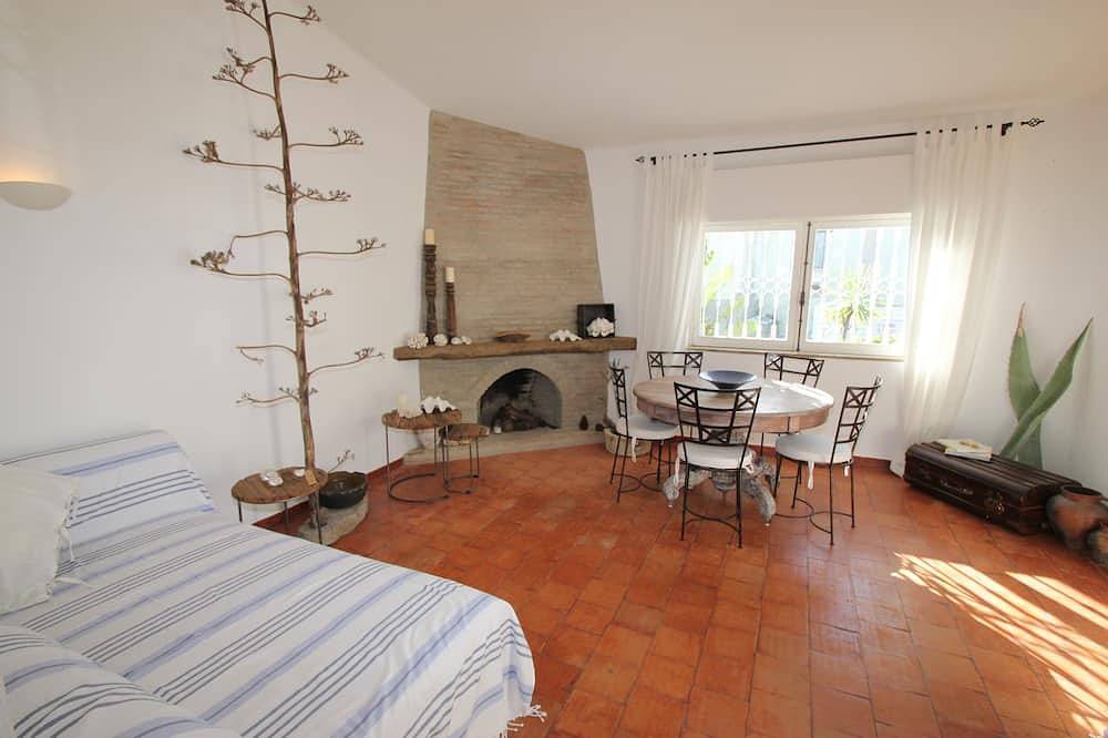 Lovely 2 bed Bungalow,tranquil gardens, 600m to sea, A/C in lounge and bedrooms in Albufeira, Faro Distrikt