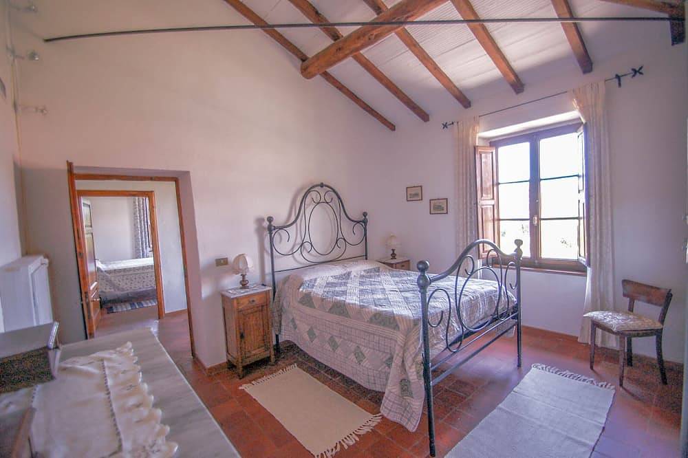 House with private pool at 2,8 km from Castiglione di Garfagnana. Panoramic view in Villa Collemandina, Garfagnana