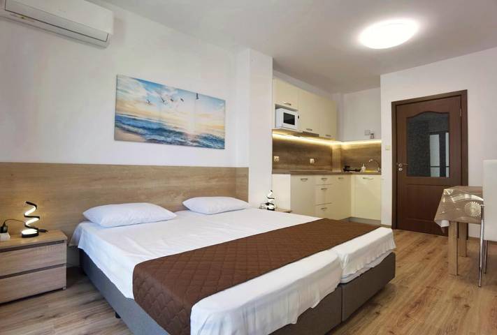 Apartament wakacyjny dla 2 osób, z widok i taras oraz basen w Warna