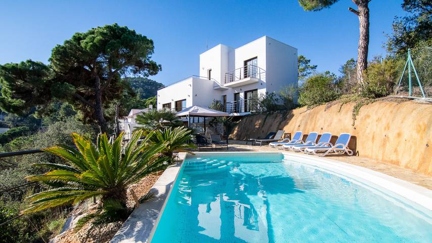 Villa für 8 Personen, mit Balkon und Terrasse sowie Garten