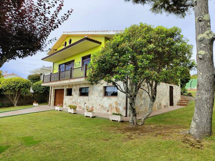 Apartamento para 8 personas, con Balcón y Terraza además de Jardín y Piscina en Valdoviño