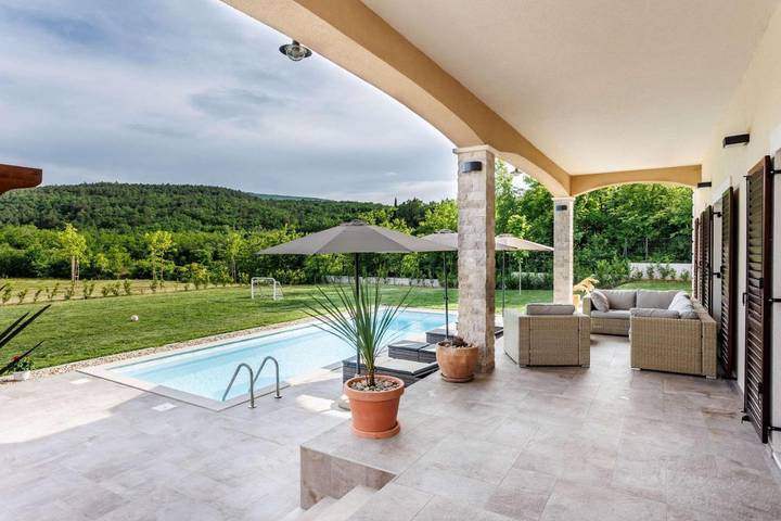 Villa pour 10 personnes, avec balcon ainsi que piscine et jardin à Sinj - 3