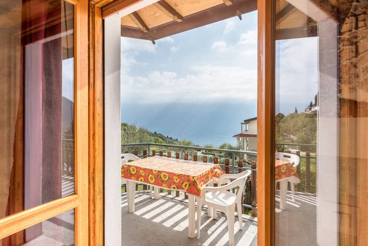 Vakantiewoning voor 2 personen, with uitzicht op het meer and tuin as well as balkon, met huisdier in Tignale
