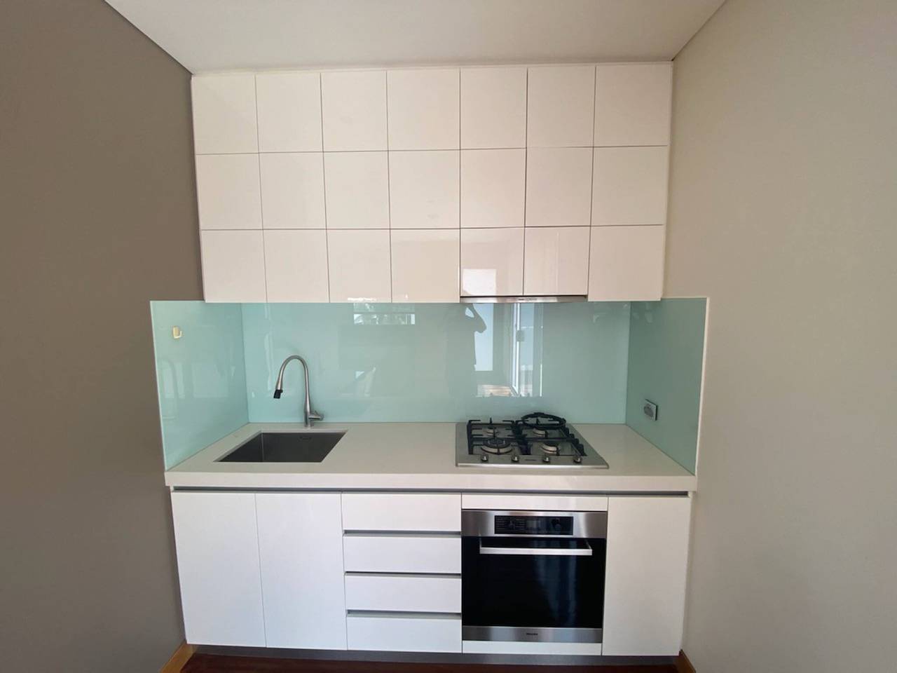 Entire studio, Entire studio with balcony in Melbourne, Maribyrnong City