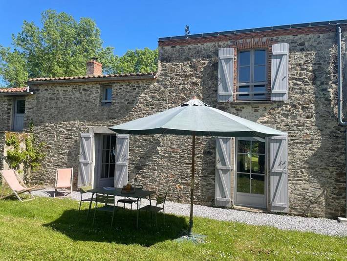 Gîte pour 2 personnes, avec terrasse et piscine ainsi que jardin et vue dans La Varenne - 2