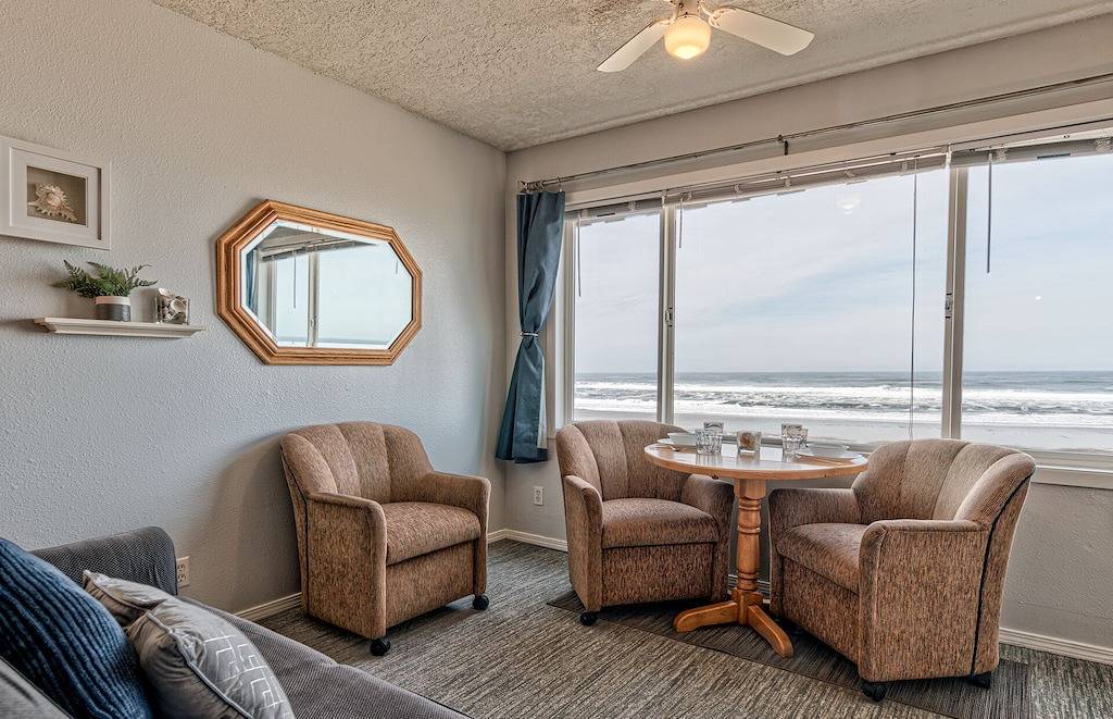 Ganze Wohnung, Sea Gypsy Rentals - Oceanfront Suite - Pool! in Lincoln City, Devils Lake (OR)