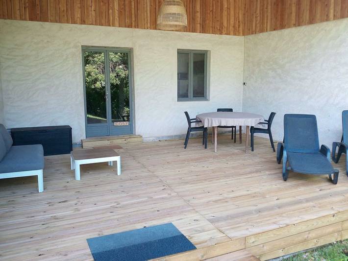 Gîte pour 2 personnes, avec piscine et terrasse, animaux acceptés
