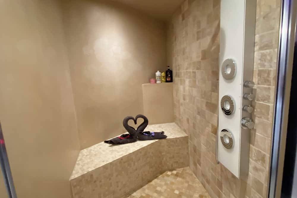 Appartement entier, Appartement Love Room avec jacuzzi et hammam privatisé lieu insolite en amoureux in Orgone, Région d'Arles
