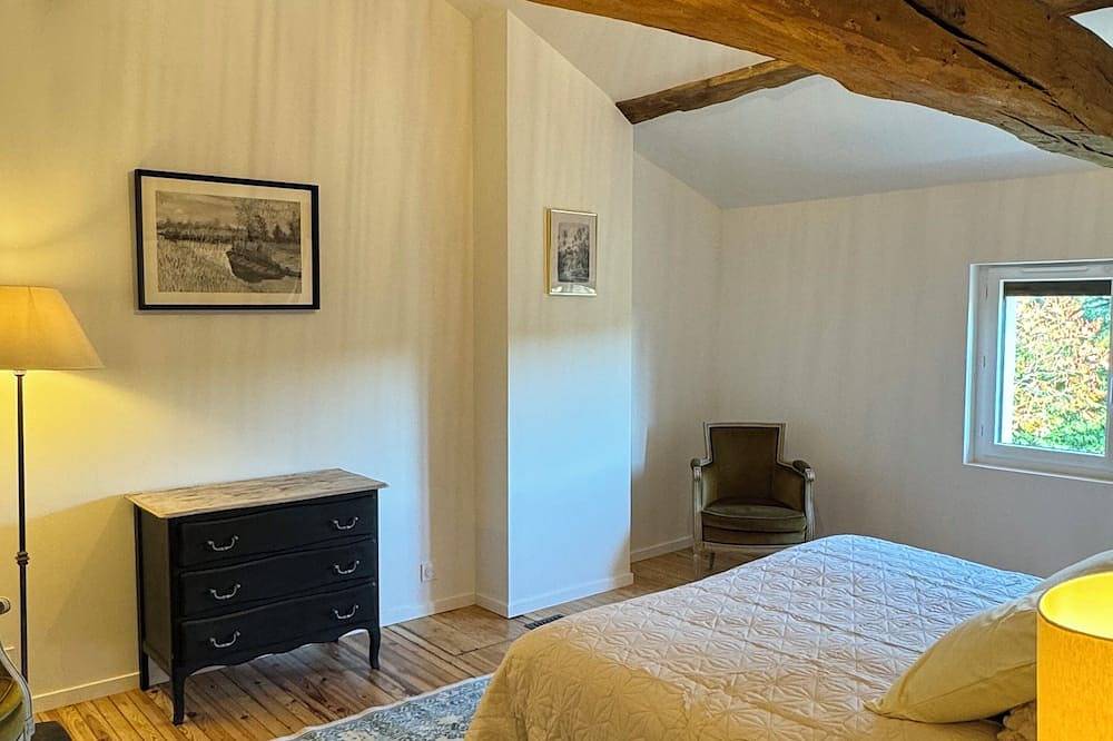 Comfortable stone house with swimming pool between Bordeaux and Saint-Emilion in Beychac-et-Caillau, Región de Burdeos