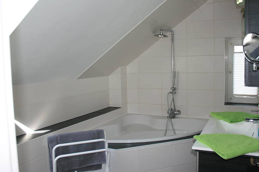 Ganze Wohnung, Apartment-Standard-Eigenes Badezimmer-Gartenblick in Bad Nenndorf, Landkreis Schaumburg