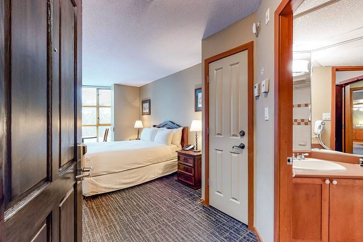 Glamping for 6 people, with hot tub and sauna as well as pool and balcony in Whistler