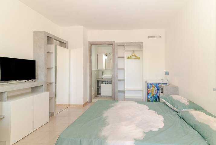Appartamento intero, Camera Privata Luxury Room Centro San Teodoro' con terrazza e giardino privati, aria condizionata in San Teodoro, Olbia-Tempio