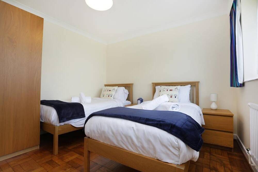 Bournecoast: Bungalow Located Near Hengistbury Head And Sandy Beaches in Bournemouth, South West England