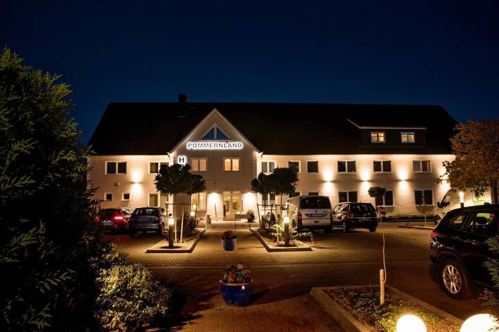 Hotel, mit Terrasse und Garten in Anklam - 2