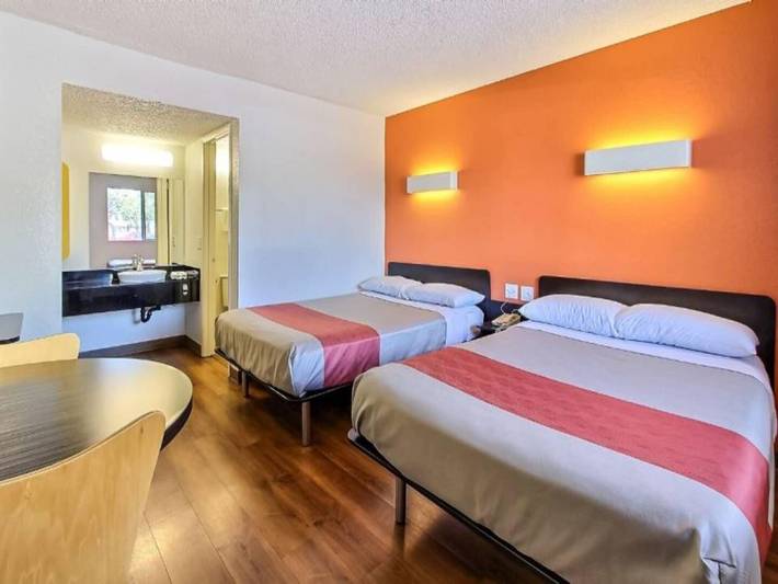 Apartamento entero, Amplia habitación con 2 camas matrimoniales | Microondas in Campbell, Silicon Valley