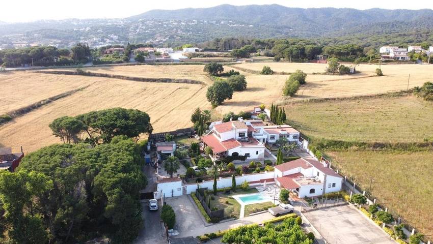 Casa rural para 9 personas, con vistas además de piscina y jardín en Tordera