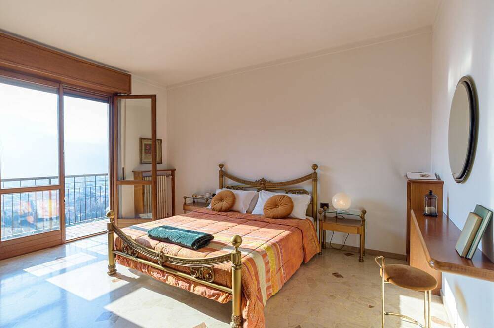 Bright villa with lake view, can accommodate up to 6 people.The property is located in a residential area of Mandello del Lario, a town on the shores of the Lecco branch of Lake Como.The area is ideal for both relaxing stays and trekking lovers. Nearby t in Mandello del Lario, Westelijke Bergamo-Alpen