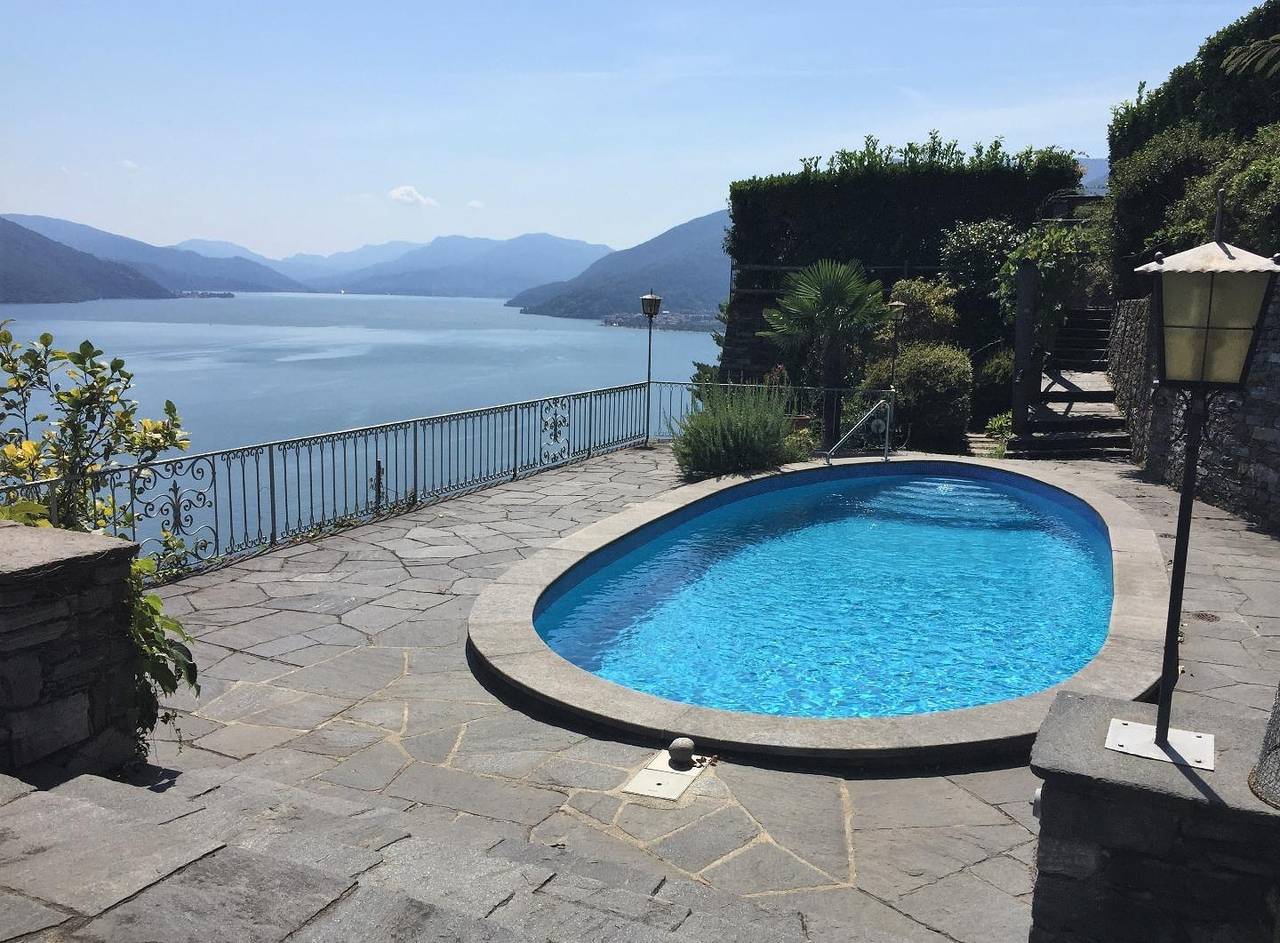 Grosszügiges Ferienhaus mit Pool und 180° Panoramasicht, ideal für Familien in Brissago, Tessiner Alpen