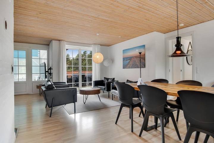 Large and modern pool house for 15 guests – and a huge playground in Vester Husby, Husby