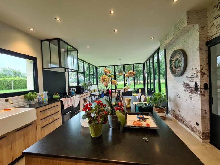 Gîte pour 2 personnes, avec jardin et piscine ainsi que vue et terrasse dans Pruillé-le-Chétif