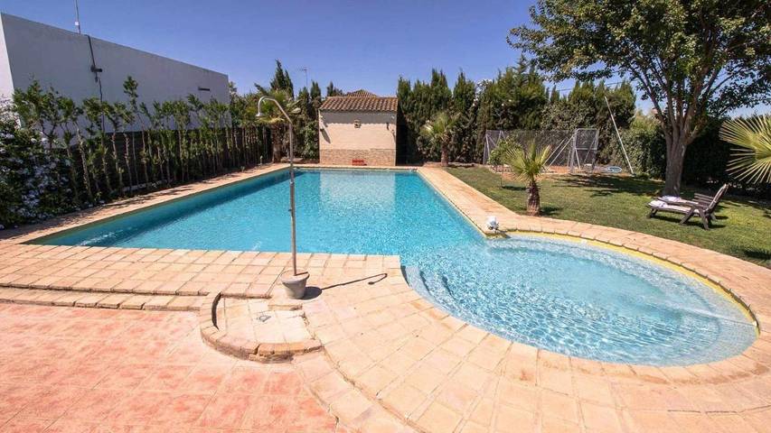 Casa rural para 6 personas, con jardín y piscina, Se admiten mascotas en Marchena - 2