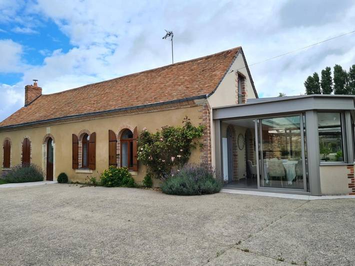 Location de vacances pour 10 personnes, avec bassin pour enfant et jardin ainsi que vue et piscine, animaux acceptés à Daumeray - 4
