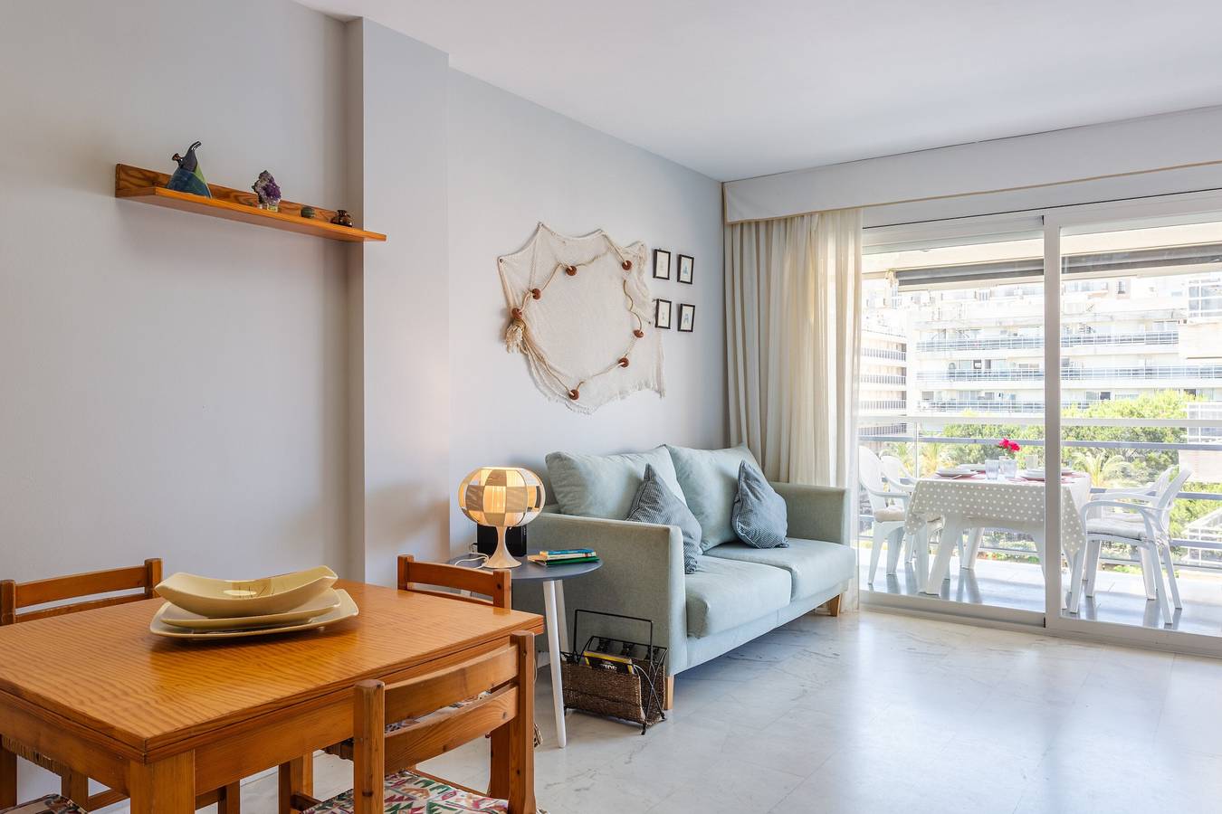 Appartement entier, Appartement 'Maria' avec vue sur la mer, balcon, piscine partagée et Wi-Fi in Els Pins Blanes, Blanes