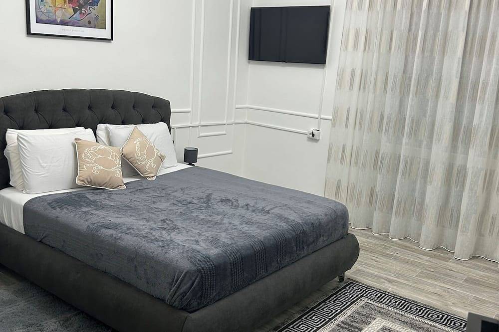 Entire apartment, Cozy Room with luxurious living room / staff available 24/7 in Piacenza, Piacenza Province
