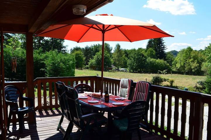 Chalet pour 6 personnes, avec terrasse et jacuzzi dans le Cantal