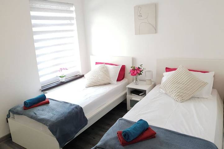 3 Bedrooms - 3 Bathrooms incl 2 en-suites. Great for Family and Contractors. Long stays available. Alton Towers, Waterworld in Stoke-on-Trent, Midlands