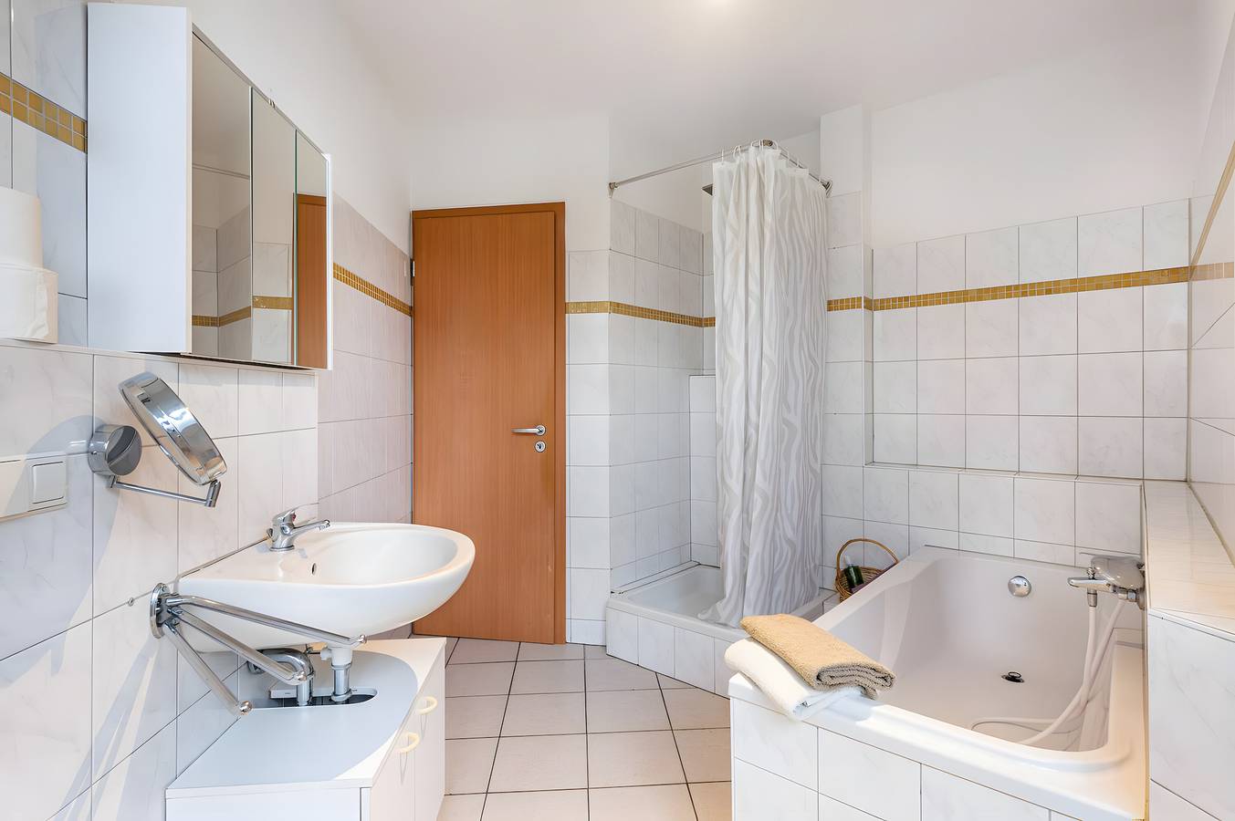 Hel lejlighed, Apartment 'Haus Castellblick' with Mountain View, Private Terrace and Wi-Fi in Ballrechten-Dottingen, Syd-Sorteskoven