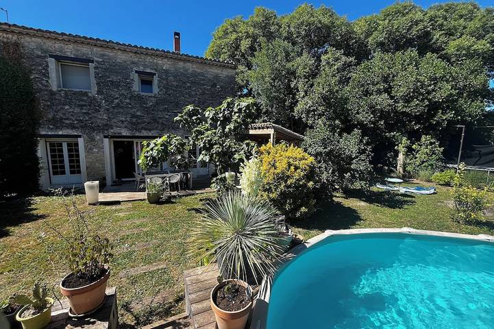 Location de vacances pour 10 personnes, avec piscine à Saint-Geniès-des-Mourgues