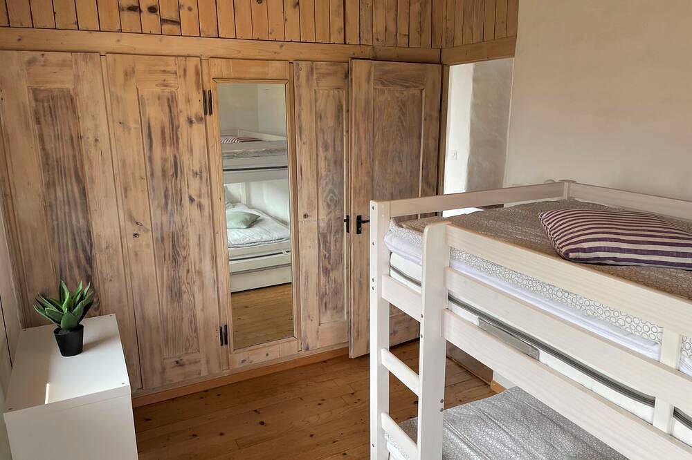 Idyllisches Ferienhaus mit Privatpool in traumhafter mediterraner Umgebung in Terre di Pedemonte, Tessiner Alpen