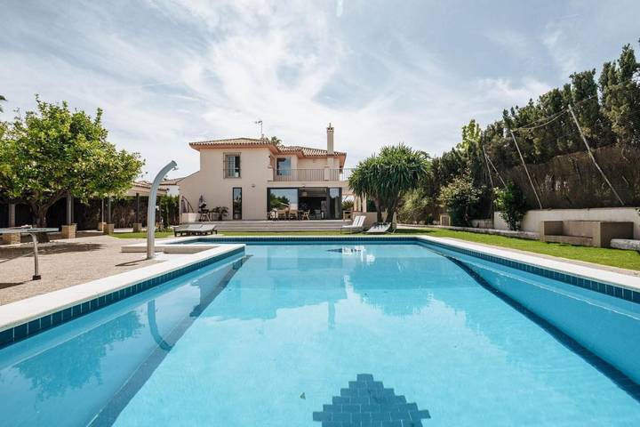Casa rural para 15 personas, con Balcón y Terraza además de Jardín y Piscina en Tomares