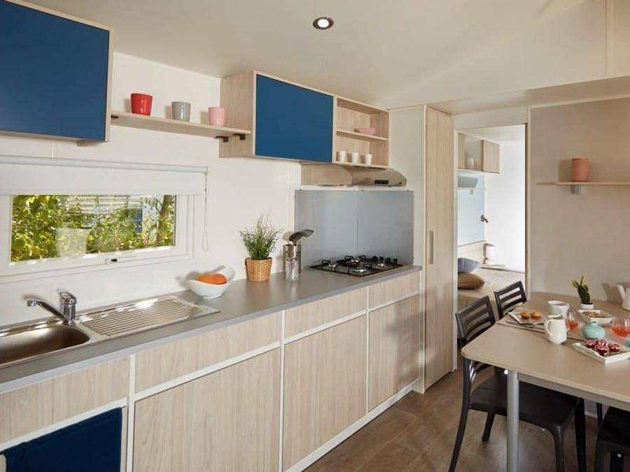 Cozy Mobile Home with Parking, WiFi, TV, Pool - Near Plage de Sauveterre! in Brem-sur-Mer, Loire Valley
