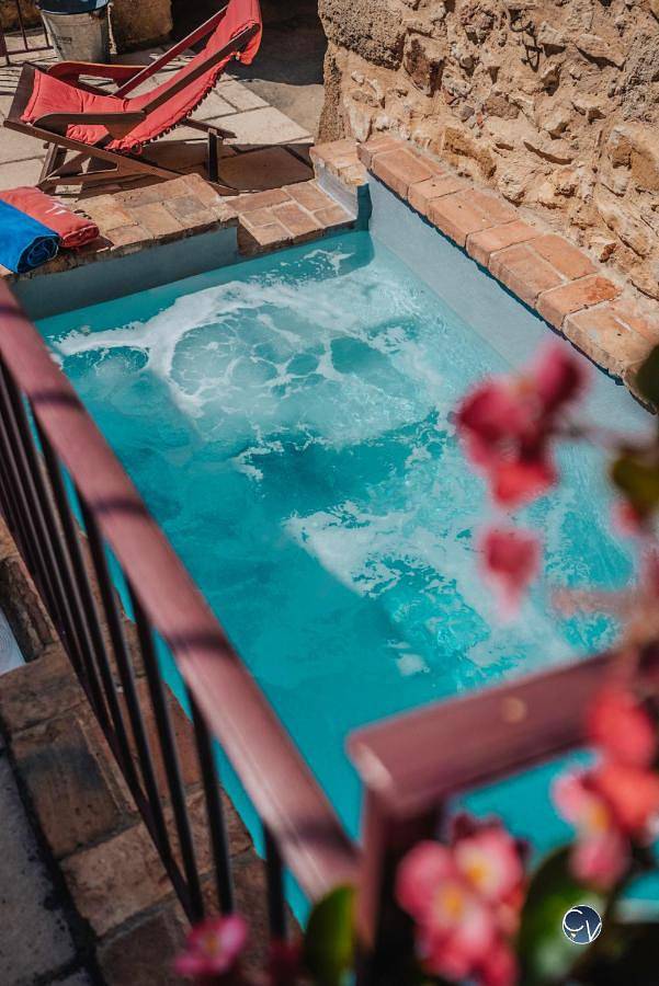 Location de vacances pour 4 personnes, avec jacuzzi ainsi que balcon et piscine à La Bastide-d'Engras - 3