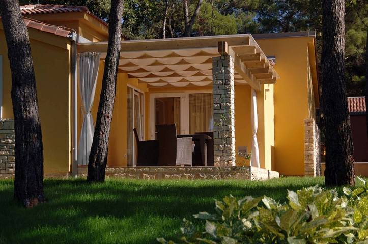 Resort per 4 persone, con Idromassaggio e Giardino nonché Piscina per bambini e Piscina ad Umago