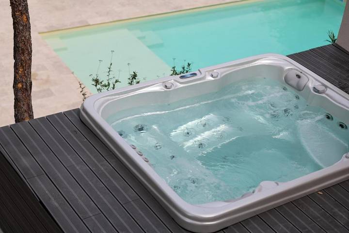 Location de vacances pour 14 personnes, avec jacuzzi ainsi que piscine et terrasse à Mimet - 3