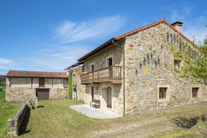 Casa rural para 8 personas, con balcón además de jardín y vistas en Bareyo