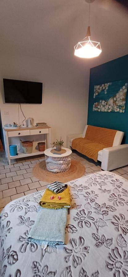 Double Room with Private External Bathroom in Saint-Georges-sur-Cher, Région de Blois